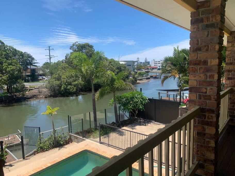 Waterfront Luxury 4 bed Home walking to Broadwater, Gold Coast (updated