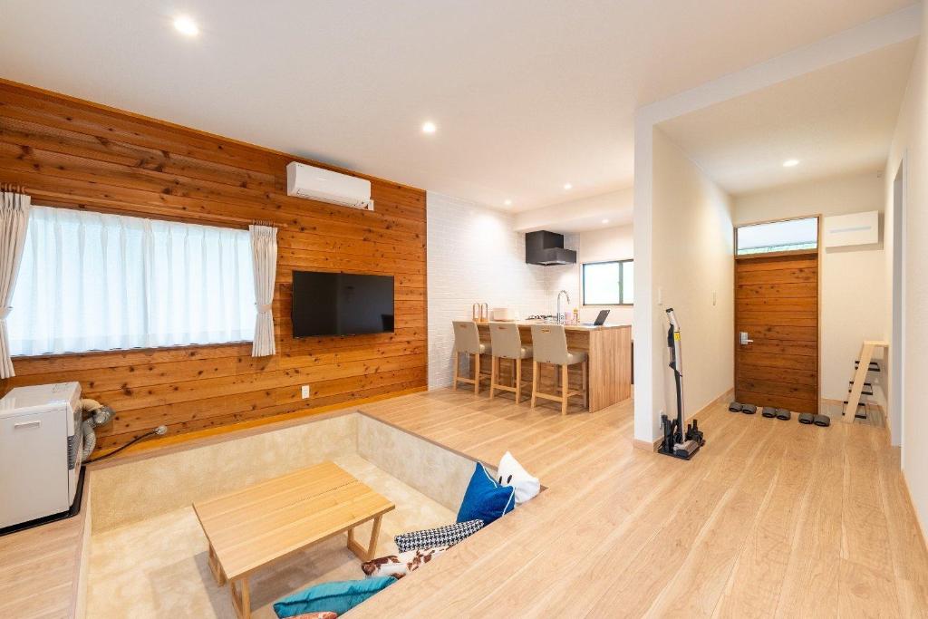 un soggiorno con un divano e un tavolo di The Lodge Yamanakako by nestate つつじ a Yamanakako