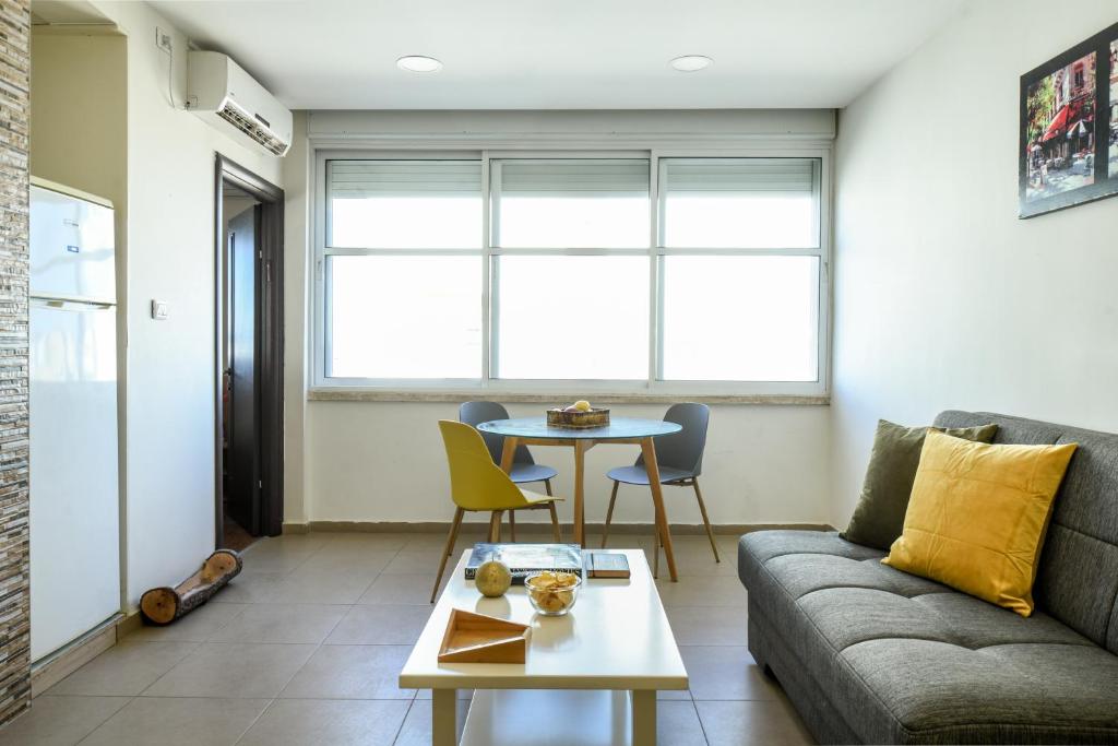 Setusvæði á Simple Living in Netanya Center by Sea N' Rent