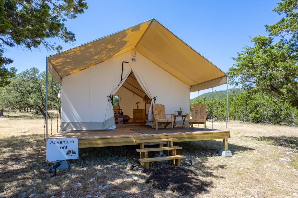 Tienda con mesa y sillas en un campo en Twin Falls Luxury Glamping - Adventure Tent, en Boerne