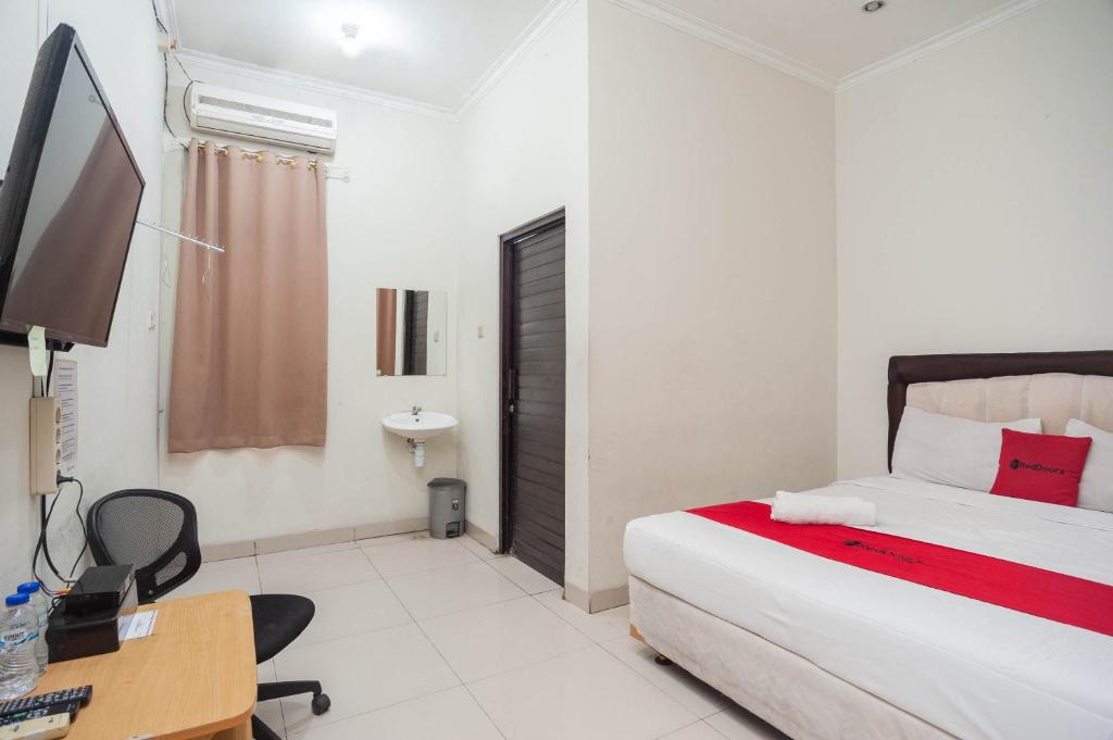 RedDoorz Plus near RS PMI Bogor - Habitación Doble