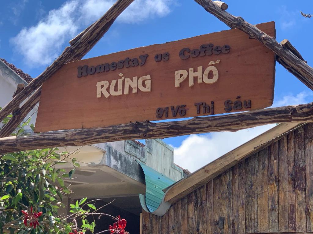 Rừng Phố Homestay And Coffee في Kon Plong: علامة للغطس البن على المبنى