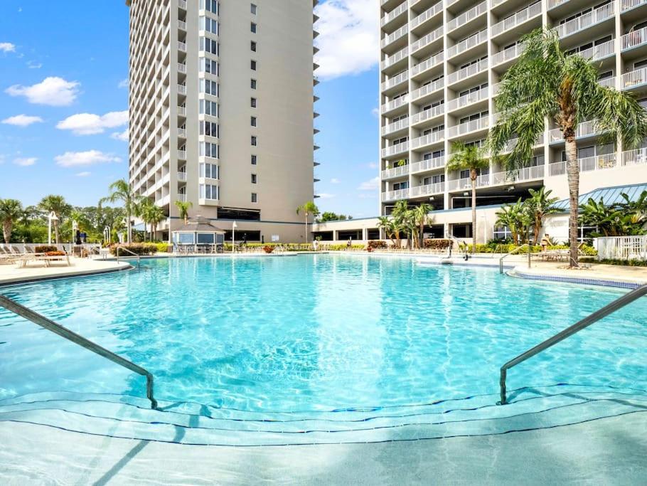 ein großer Pool mit zwei hohen Gebäuden in der Unterkunft Huge Pool, Sunrise Lakeview 12th floor near Disney in Orlando