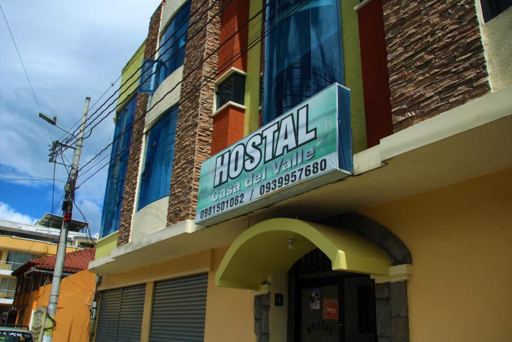 un panneau de l'hôpital sur le côté d'un bâtiment dans l'établissement Hostal Casa del Valle, 