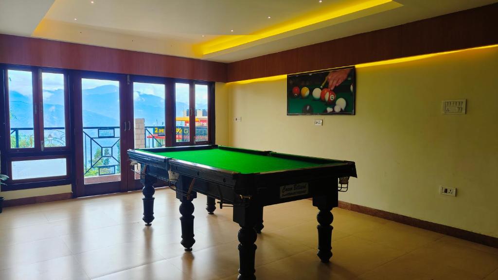 Biliár nebo kulečník v ubytování Mount Polaris Suites & Spa