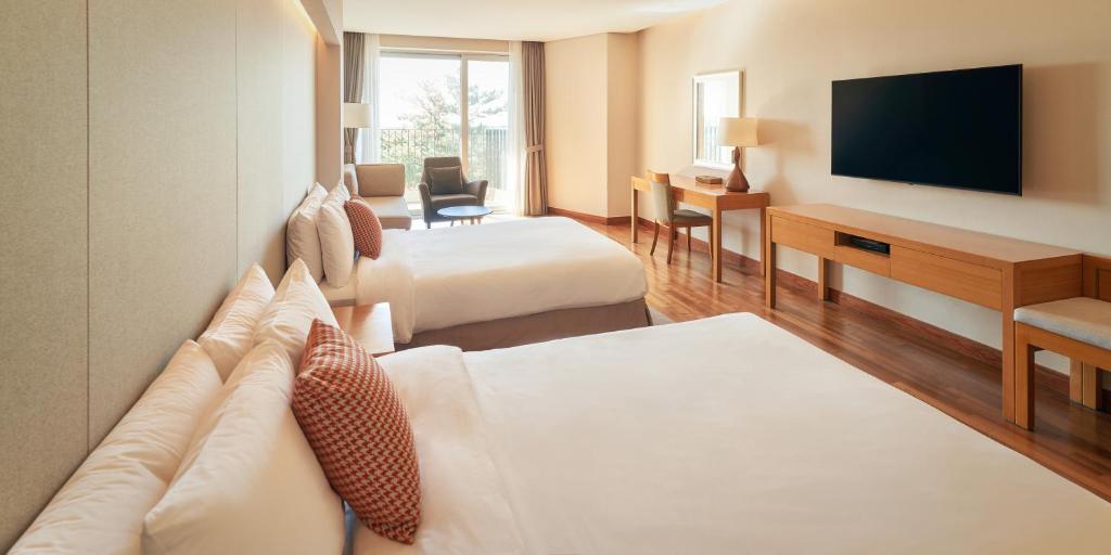 Postel nebo postele na pokoji v ubytování Mercure Ambassador Jeju