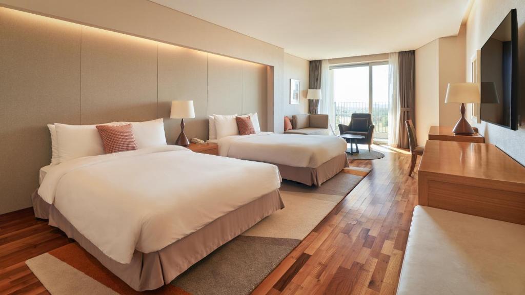 Postel nebo postele na pokoji v ubytování Mercure Ambassador Jeju