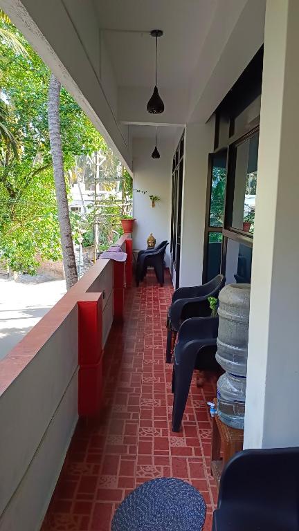 Posezení v ubytování Abhi's cafe avaduthura kovalam