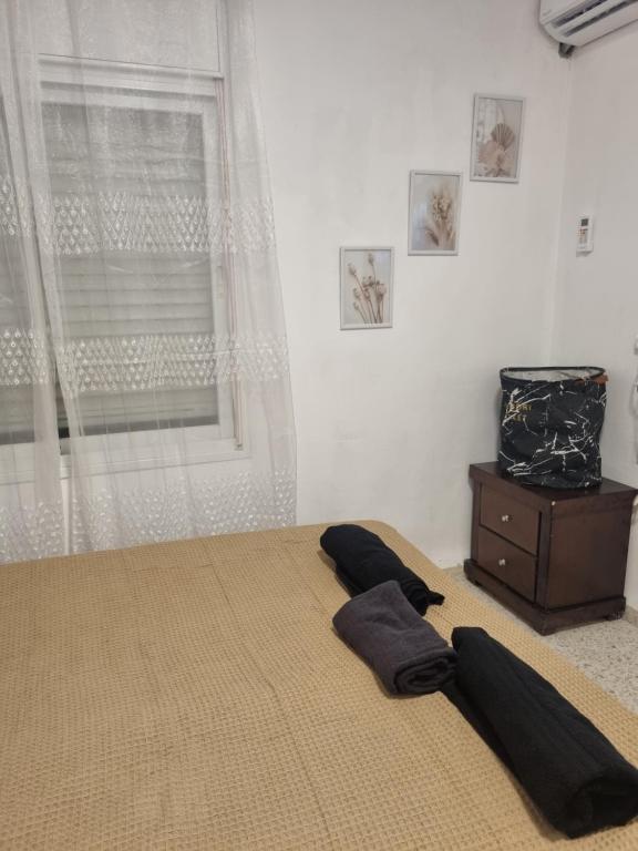 una camera con un letto con due cuscini sopra di בית אירוח בנהריה a Nahariyya