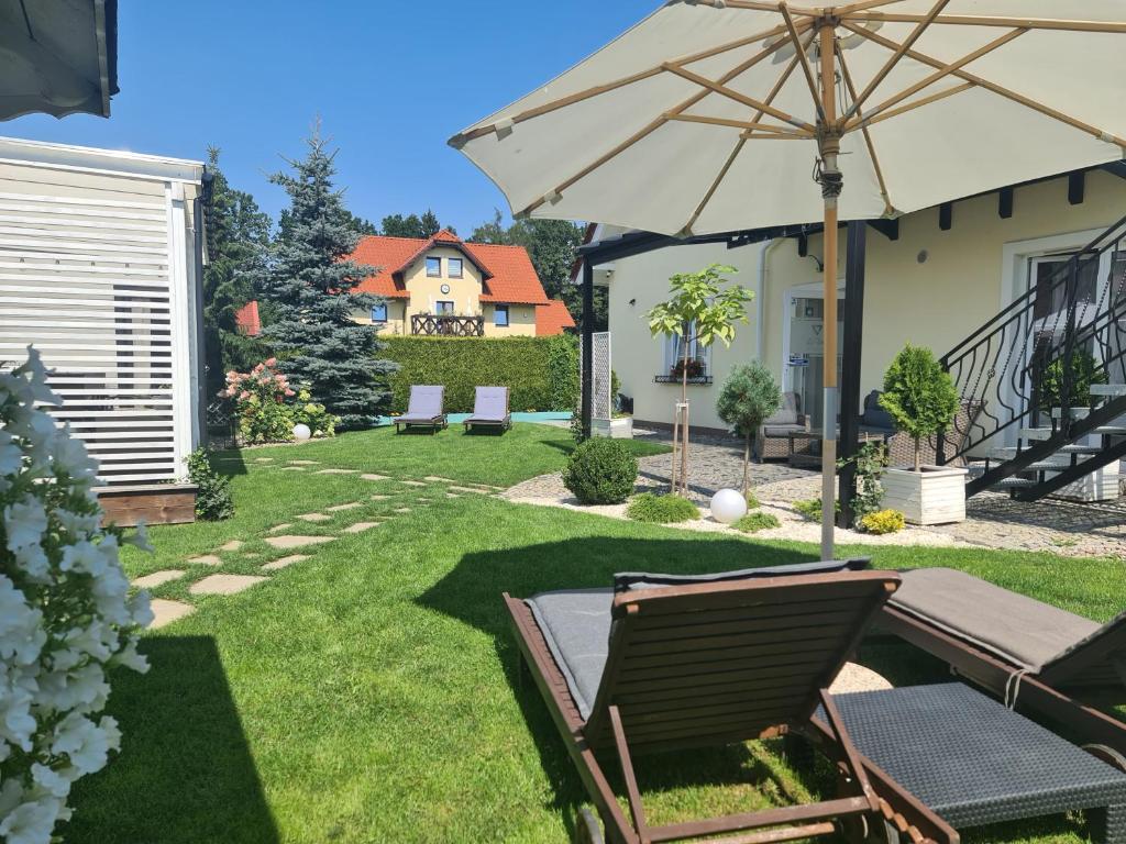 Vonkajšia záhrada v ubytovaní APARTAMENTY "LA VILLA" z klimatyzacją, ogrodem, parkingiem, blisko centrum