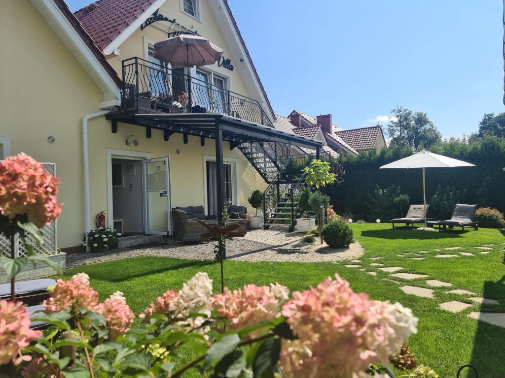 Vonkajšia záhrada v ubytovaní APARTAMENTY "LA VILLA" z klimatyzacją, ogrodem, parkingiem, blisko centrum