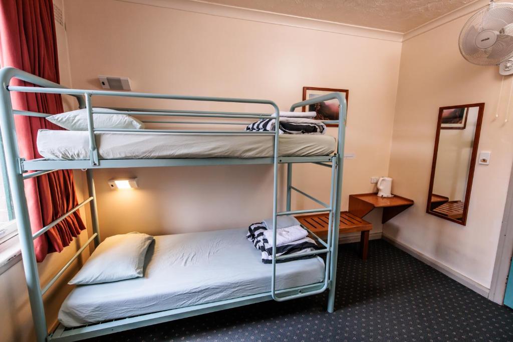 Postel nebo postele na pokoji v ubytování YHA Blue Mountains Katoomba