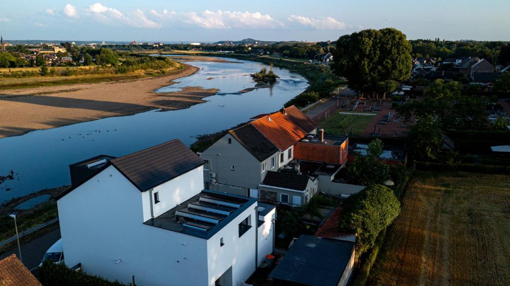 - une vue aérienne sur une maison à côté d'une rivière dans l'établissement Maas Suites - The River House, Maastricht - Lanaken, à Lanaken