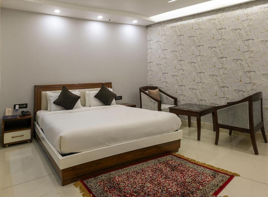 Postel nebo postele na pokoji v ubytování Hotel Leela Grande