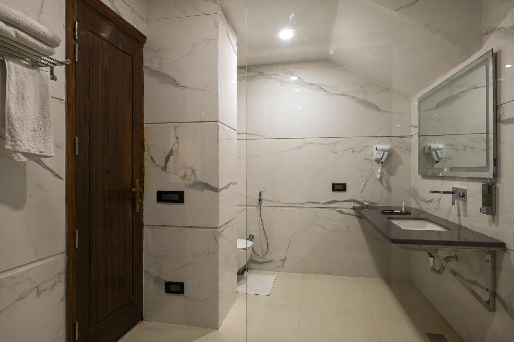 Koupelna v ubytování Hotel Leela Grande