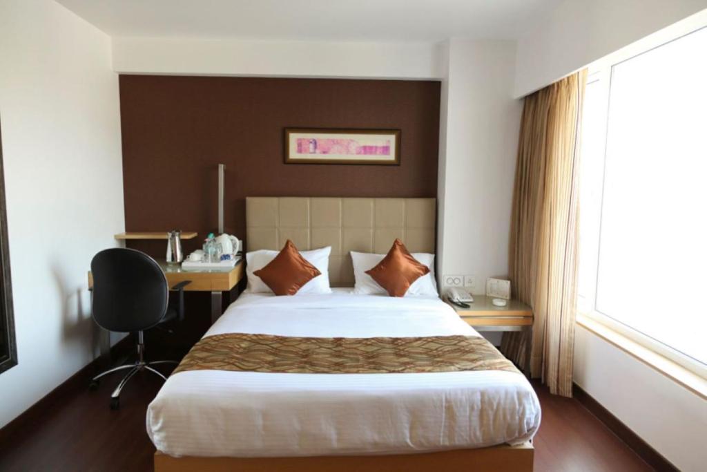 Postel nebo postele na pokoji v ubytování Hotel Suba Star Ahmedabad