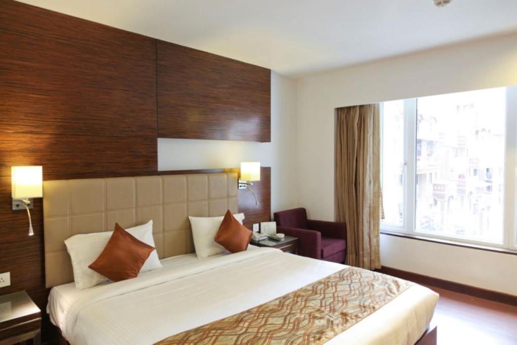 Postel nebo postele na pokoji v ubytování Hotel Suba Star Ahmedabad