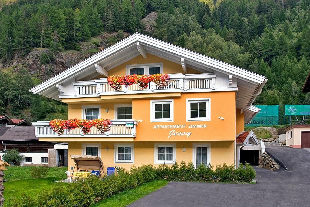 a building with flower boxes on the balcony at Appartement Jessy in Sölden