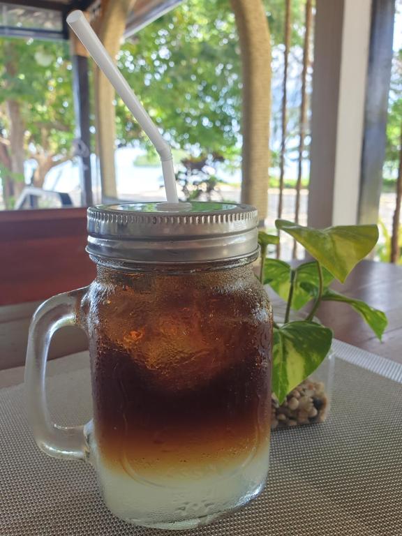 Nápoje v ubytování PAN Beachfront Resort Krabi