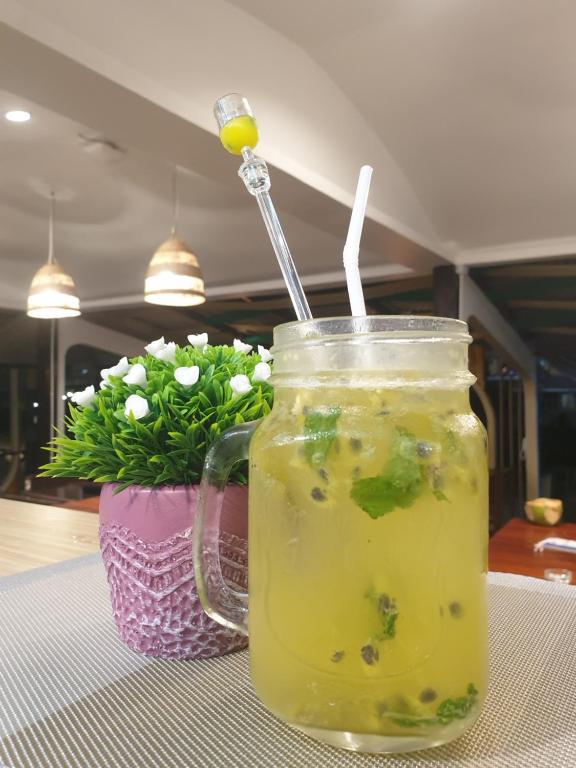 Nápoje v ubytování PAN Beachfront Resort Krabi