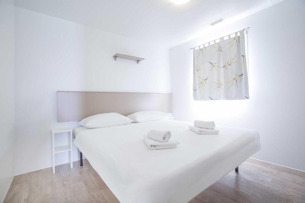Postel nebo postele na pokoji v ubytování Amadria Park Camping Trogir - Mobile Homes