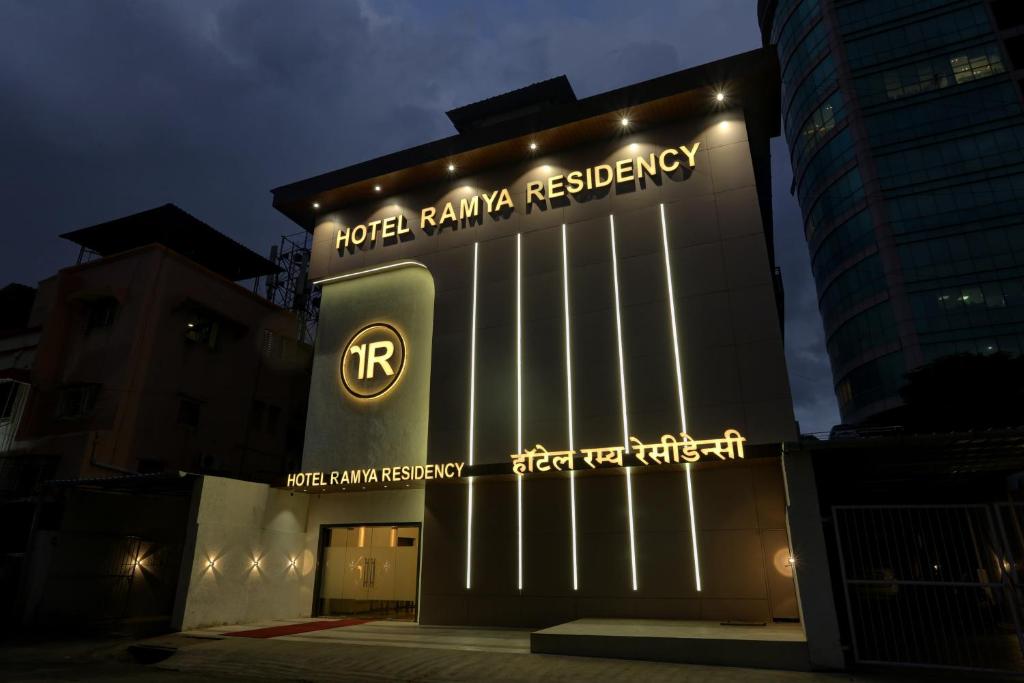 um edifício com uma placa que lê a residência do Hotel palma em Ramya Residency Navi Mumbai em Navi Mumbai