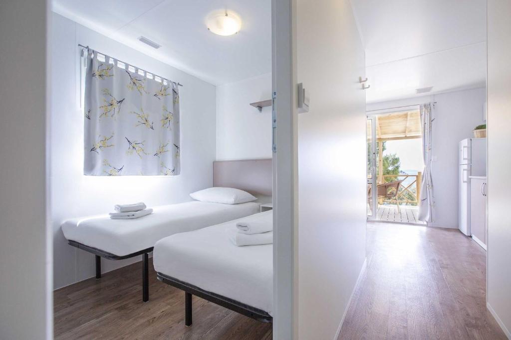 Postel nebo postele na pokoji v ubytování Amadria Park Camping Trogir - Mobile Homes