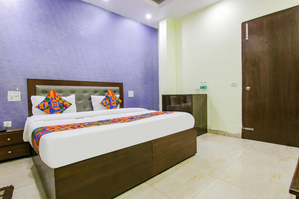 Tempat tidur dalam kamar di FabExpress Kohinoor City