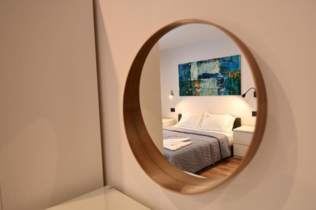 R&B Studio في بريدال: مرآة في غرفة النوم مع سرير ولوحة