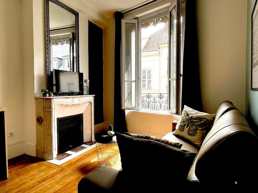 Χώρος καθιστικού στο Confortable studio sur jolie rue piétonne #3