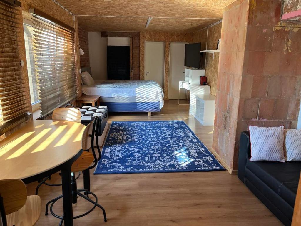 ein kleines Zimmer mit einem Bett, einem Sofa und einem Tisch in der Unterkunft Kodune Apartment Võru vanalinnas in Võru