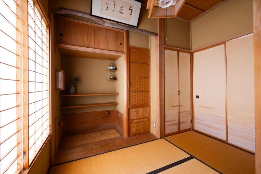 pusty korytarz z drewnianymi podłogami i drzwiami w obiekcie -izen 高田- 柳精庵 w mieście Jōetsu