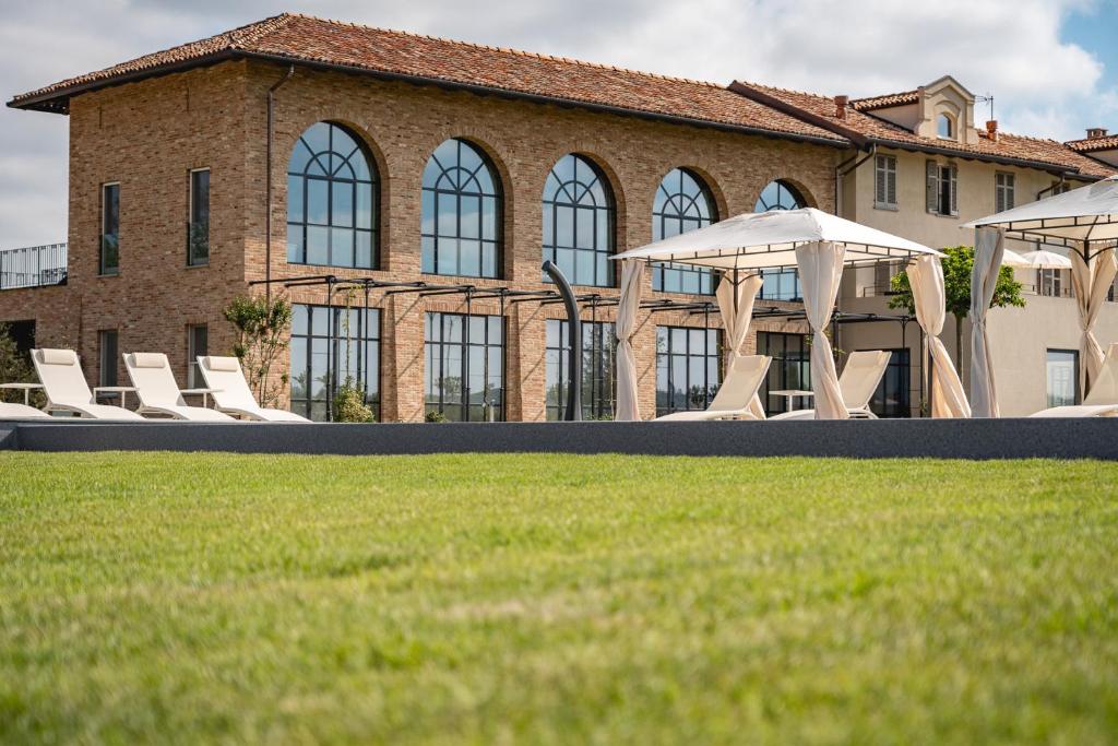 Vrt ispred objekta Monvì Wine Relais