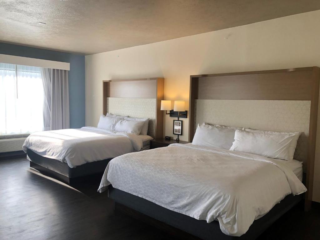 Holiday Inn Omaha Downtown - Waterpark, an IHG Hotel - Standaard Kamer Met Twee Queen Bedden - Communicatie Mobiliteit Toegankelijk En Roll-In Douche