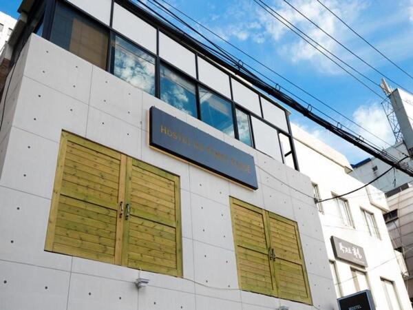 a building with three garage doors on the side of it at All Stay Inn Seoul in Seoul