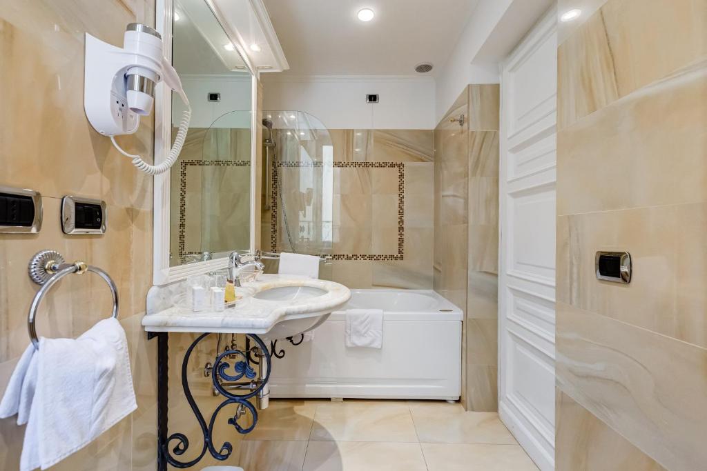 Hotel Cellini - Resim 39