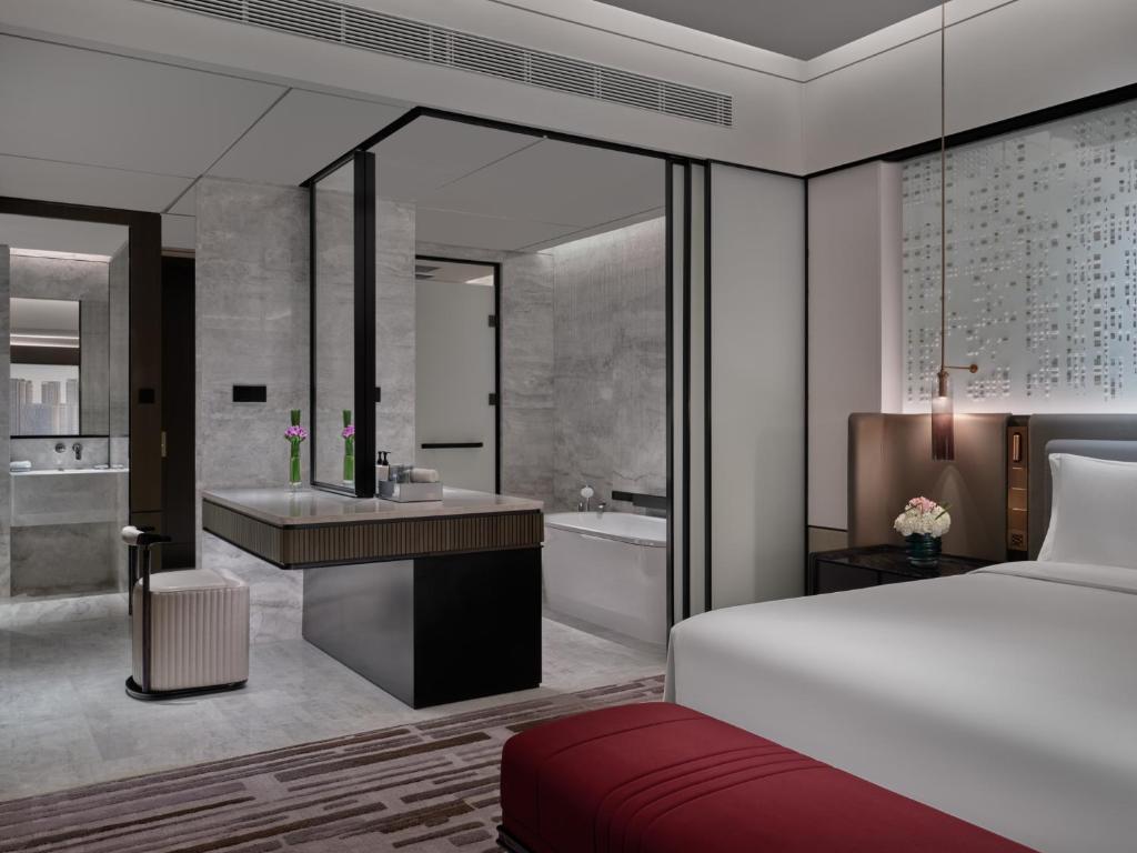 Postel nebo postele na pokoji v ubytování InterContinental Hotels Shenzhen WECC by IHG