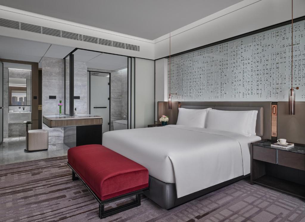 Postel nebo postele na pokoji v ubytování InterContinental Hotels Shenzhen WECC by IHG