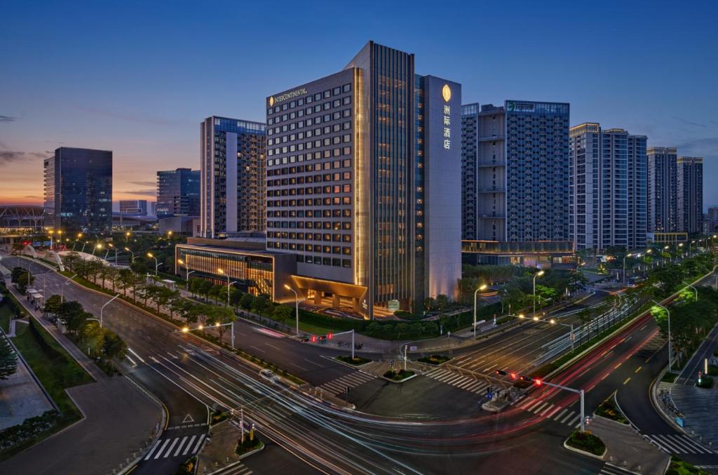 eine Skyline der Stadt mit hohen Gebäuden und Straßenbeleuchtung in der Unterkunft InterContinental Hotels Shenzhen WECC, an IHG Hotel in Shenzhen