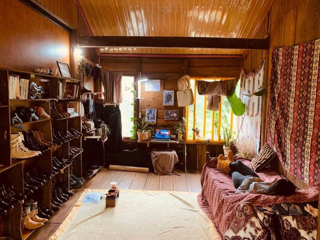 ein Wohnzimmer mit einem Sofa und einem Fenster in der Unterkunft Lily's Stone Garden Dorm room 