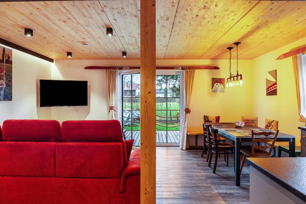 TV a/nebo společenská místnost v ubytování Chalet Rauschn 2
