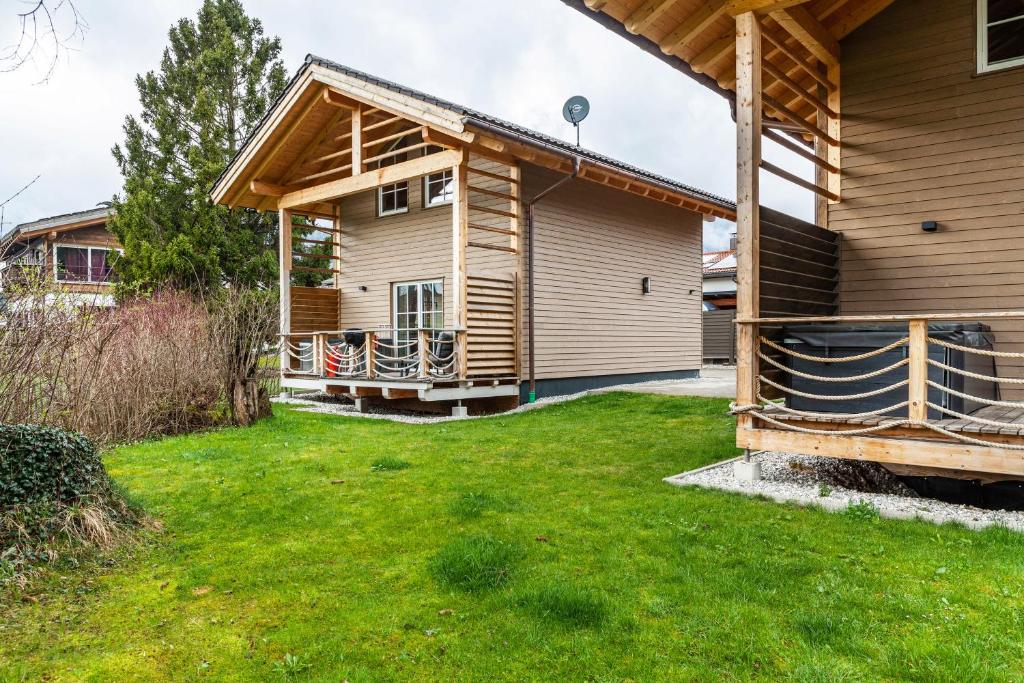 een huis met een tuin ervoor bij Chalet Rauschn 3 in Farchant