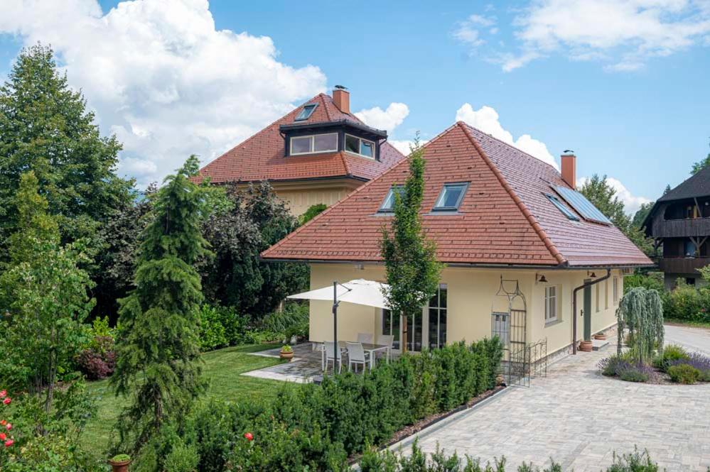 Budova, kde se vila nachází