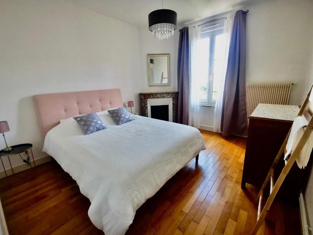 une chambre avec un grand lit blanc et une fenêtre dans l'établissement Frida- Nancy Thermal à 2 min- 10 pers - chez Julie, à Nancy