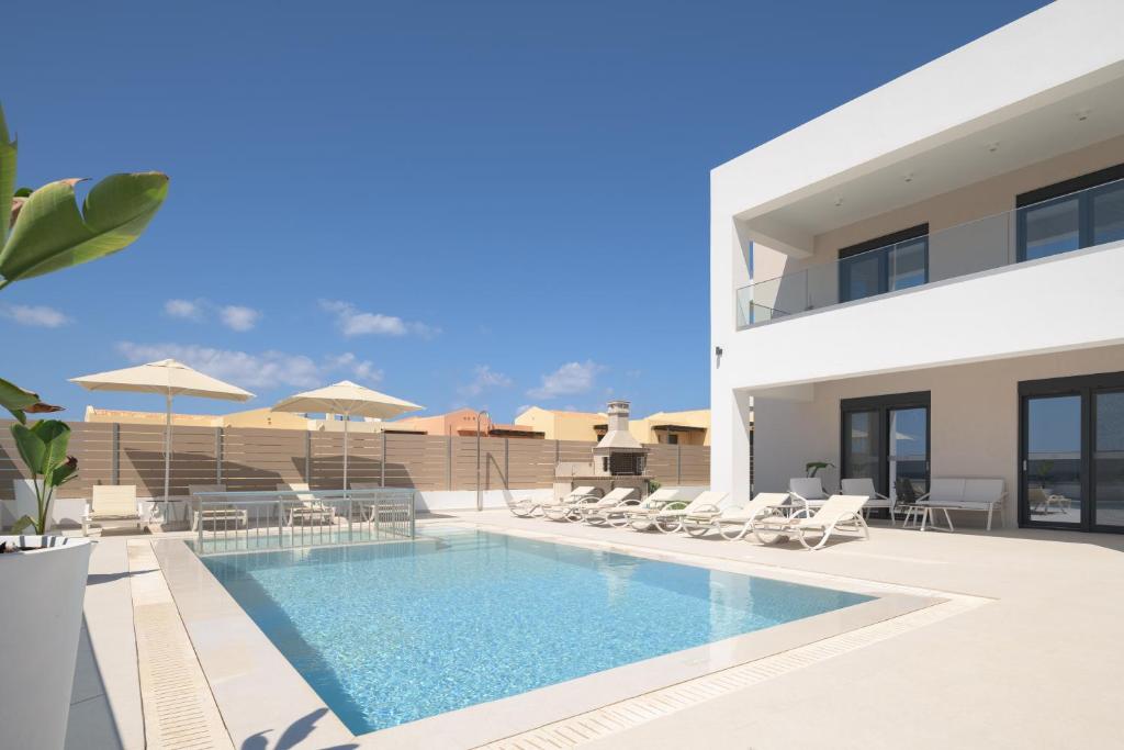 Πισίνα στο ή κοντά στο Jako Villa, a few meters away from the beach, By ThinkVilla