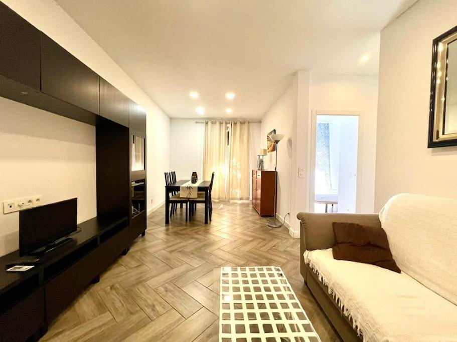 sala de estar con sofá y mesa en Hermoso piso en Chamberi, en Madrid