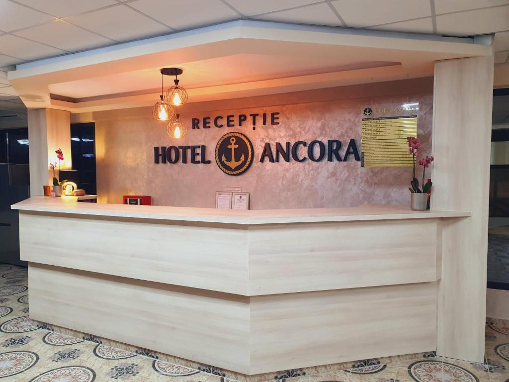 um átrio do hotel com balcão de recepção em Hotel Ancora em Eforie Sud