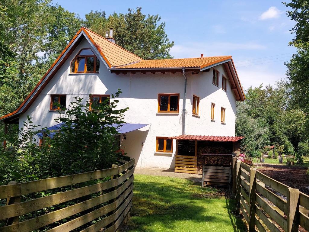 una casa blanca con una valla delante en Landhaus im Tobel, en Bad Waldsee
