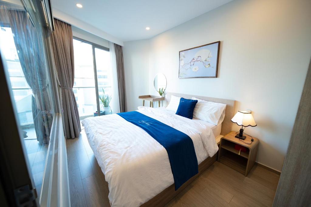 Ένα ή περισσότερα κρεβάτια σε δωμάτιο στο Infinity Pool Luxury Apartment The Song Vung Tau