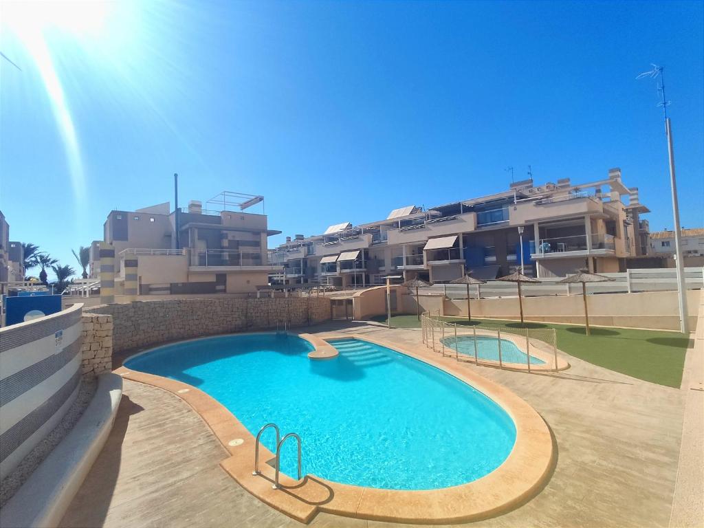 una gran piscina frente a algunos edificios en Spanish Connection - Las Drizas, en Cabo de Palos